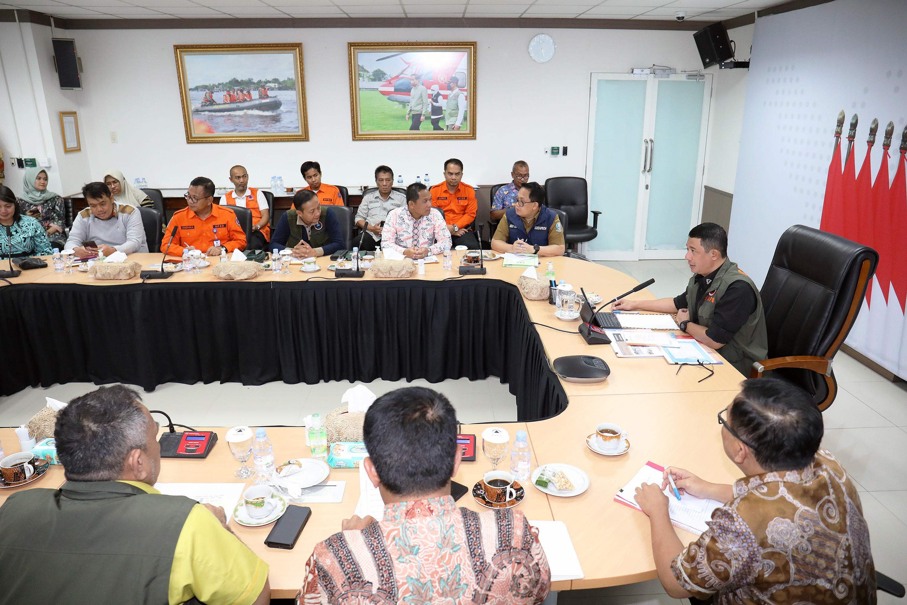 Suasana rapat pertemuan antara BNPB dengan Pemerintah Provinsi Jawa Timur di Gedung Graha BNPB, Jakarta Timur, Selasa (11/7).